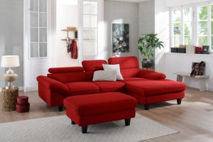 Sarkans stūŗa dīvāns izvelkams ar veļas kasti un pufs pie dīvāna. Dīvāns ar koka kājām