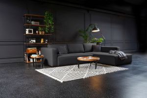 tumšas krāsas augstas kvalitātes dīvāns antracīta krāsā ar spilveniem