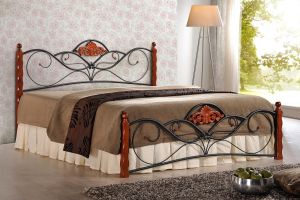 Metāla gulta ar koka elementiem ķiršu krāsā